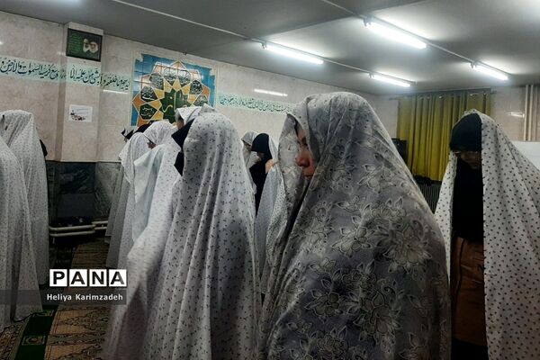 برپایی نماز جماعت در راستای طرح نور چشم در دبیرستان حضرت زینب(س) ناحیه یک شهرری