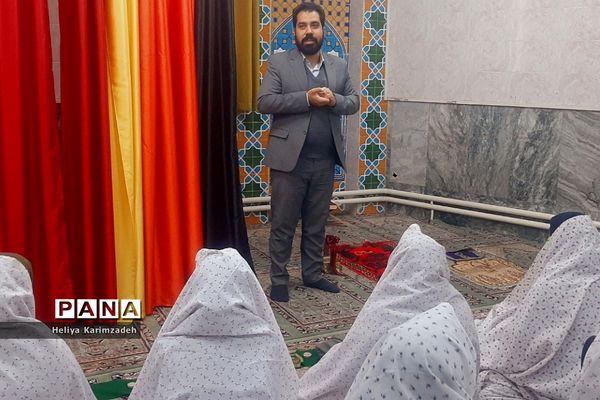 برپایی نماز جماعت در راستای طرح نور چشم در دبیرستان حضرت زینب(س) ناحیه یک شهرری