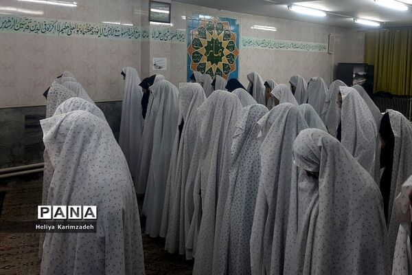برپایی نماز جماعت در راستای طرح نور چشم در دبیرستان حضرت زینب(س) ناحیه یک شهرری