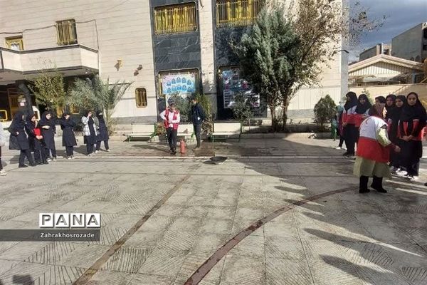 برگزاری کلاس‌های آموزشی اطفاء حریق در دبیرستان هیأت امنایی راضیه شکرایی ناحیه دو ری