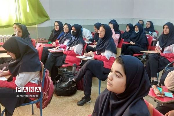 برگزاری کلاس‌های آموزشی اطفاء حریق در دبیرستان هیأت امنایی راضیه شکرایی ناحیه دو ری