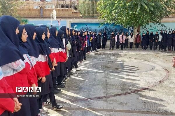 برگزاری کلاس‌های آموزشی اطفاء حریق در دبیرستان هیأت امنایی راضیه شکرایی ناحیه دو ری
