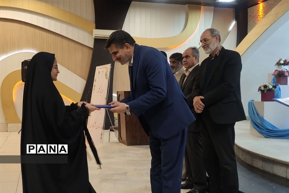 آیین تجلیل از برگزیدگان و نخبگان مسابقات و جشنواره های علمی ، پرورشی و پژوهشی