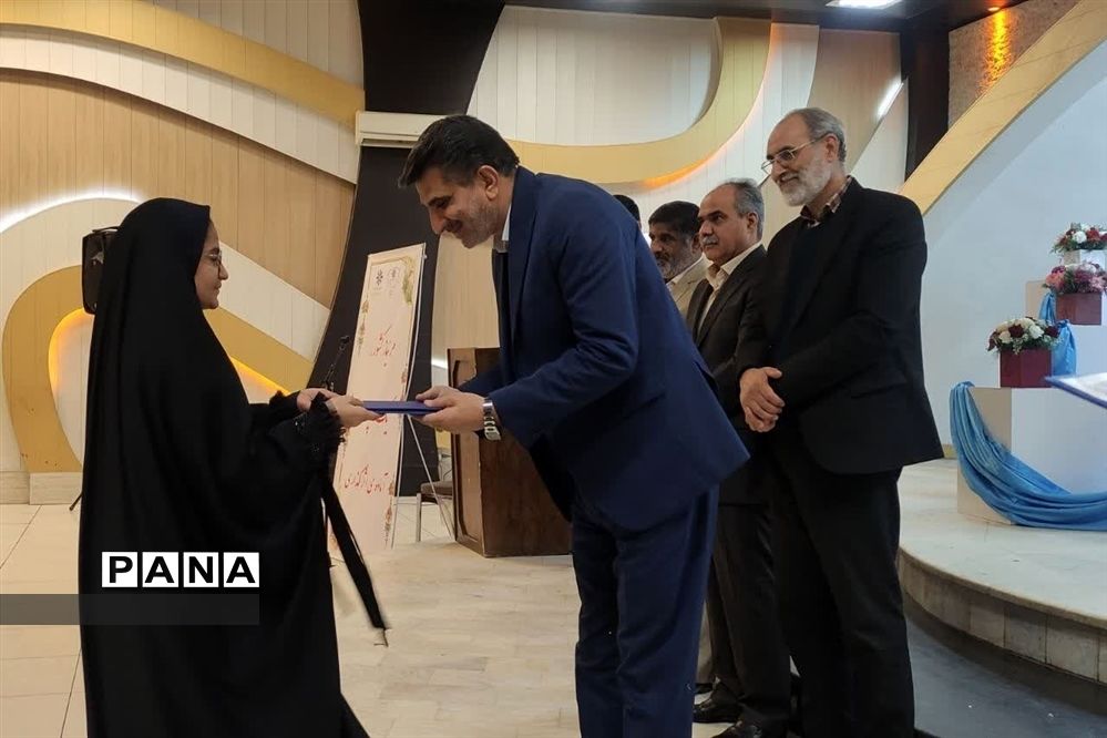 آیین تجلیل از برگزیدگان و نخبگان مسابقات و جشنواره های علمی ، پرورشی و پژوهشی