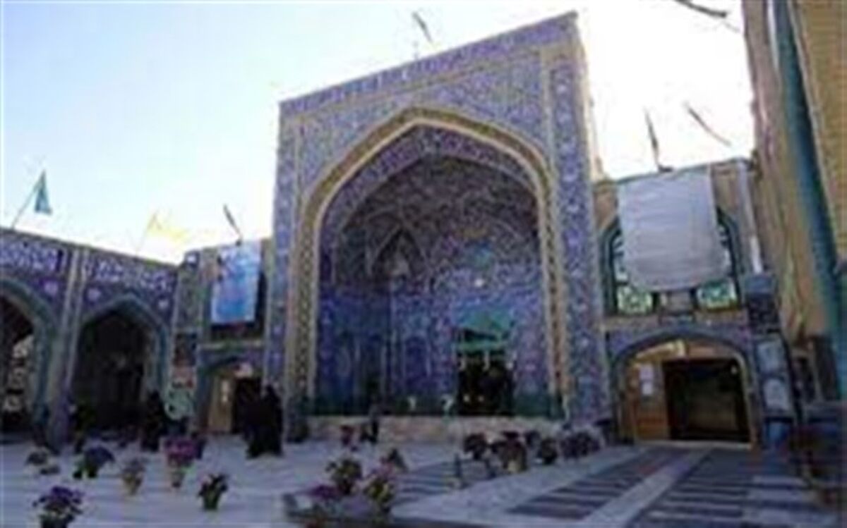 غبارروبی  حرم حضرت یحیی(ع) سمنان توسط دانش‌آموزان مدرسه سعادت