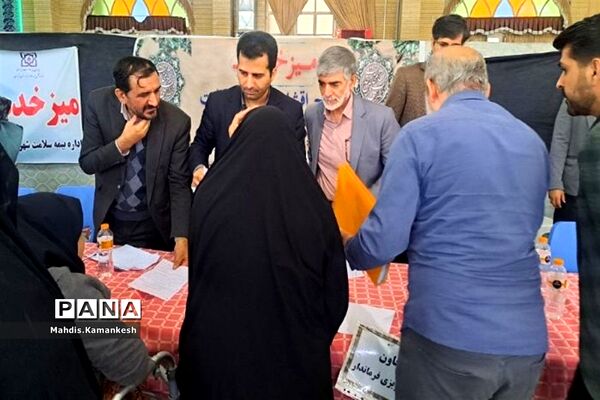 برگزاری میز خدمت در مصلی نماز جمعه پاکدشت