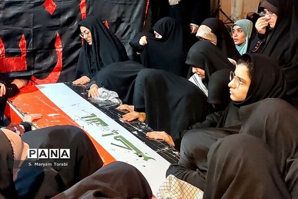 قرائت میثاق‌نامه معلمی توسط نومعلمان فارس در معراج شهدای اهواز