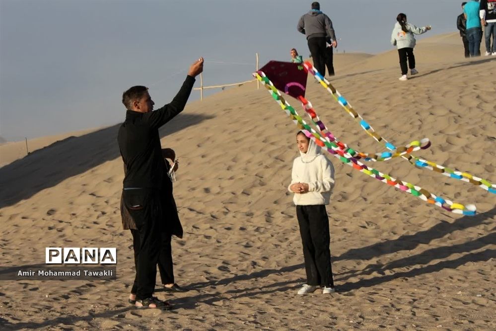 جشن بادبادک کویر شن و شاد بافق