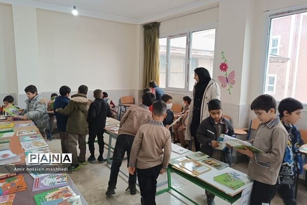 نمایشگاه کتاب در هفته بسیج در دبستان شهید محمدباقر صدر رودهن