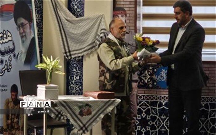 تجلیل مدیرآموزش و پرورش منطقه 4 تهران از فرمانده بسیج دانش‌آموزی