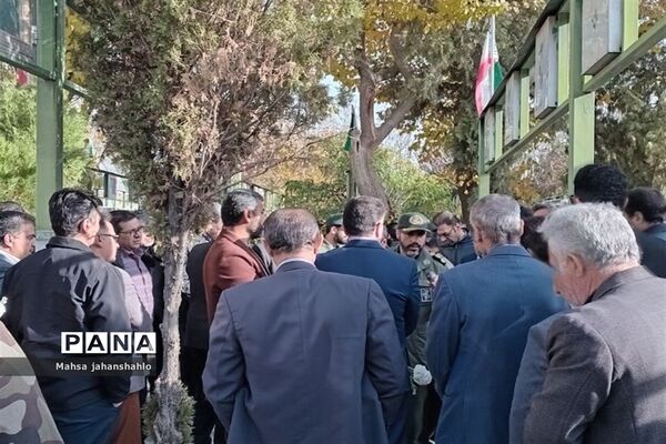 غبارروبی مزار شهدا به‌مناسبت هفته بسیج