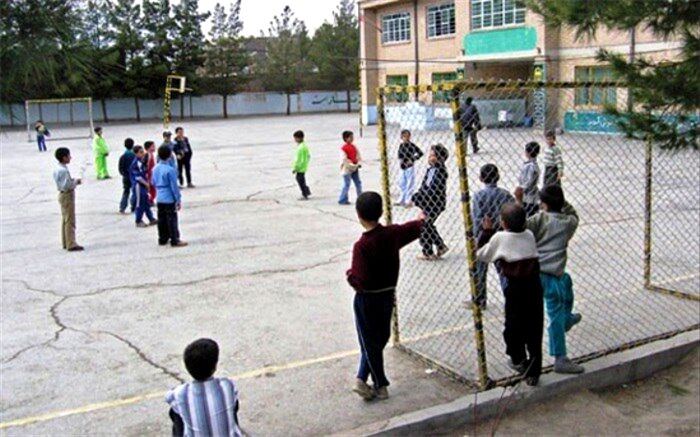 آموزش و پرورش مناطق و استان بر کمک های اولیا به مدارس نظارت می کنند