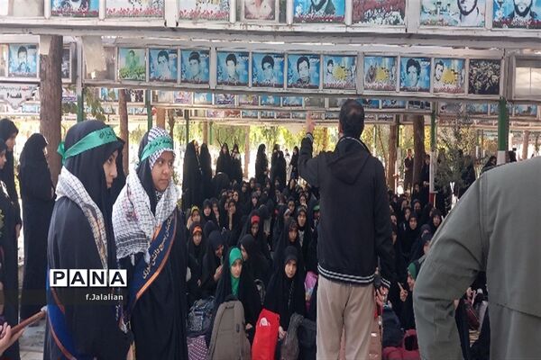 مراسم بدرقه دانش‌آموزان ناحیه یک قم به اردوی راهیان نور