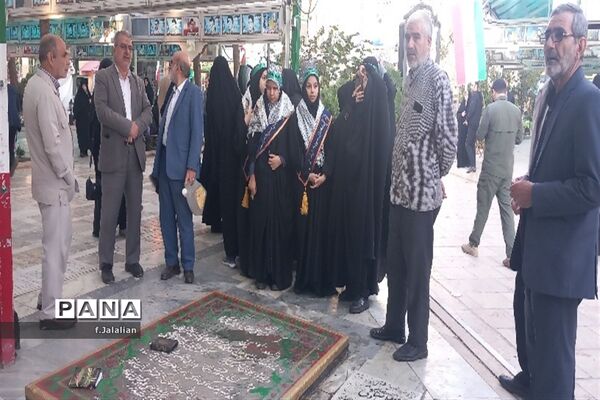 مراسم بدرقه دانش‌آموزان ناحیه یک قم به اردوی راهیان نور