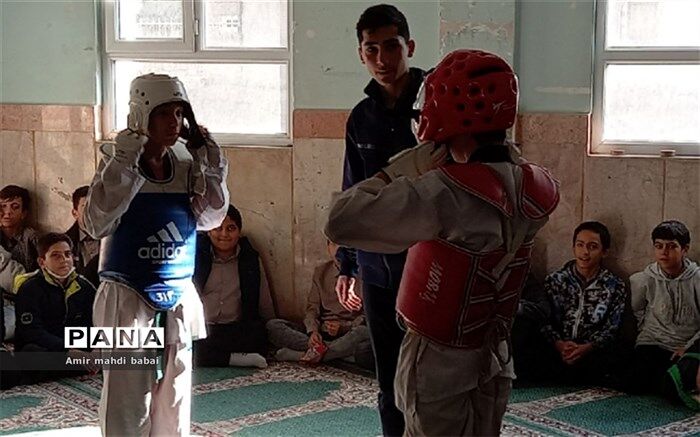 برگزاری متفاوت نماز جماعت در دبیرستان پسرانه ۱۳ آبان رودهن/ فیلم