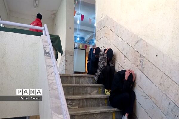 اجرای تمرینات آمادگی در برابر زلزله در دبیرستان شهیده حسنی سعدی قم
