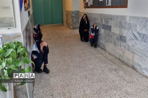 برگزاری کارگاه آموزشی مانور زلزله در دبیرستان فرهیختگان کاشمر