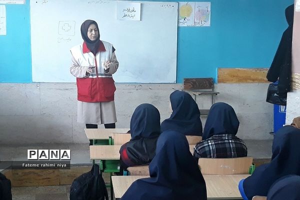 آموزش اقدامات ضروری هنگام زلزله توسط مربی هلال احمر در دبیرستان تربیت رودهن