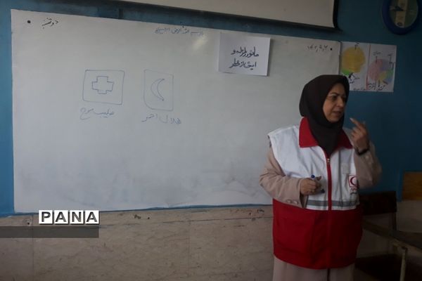 آموزش اقدامات ضروری هنگام زلزله توسط مربی هلال احمر در دبیرستان تربیت رودهن
