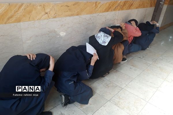 آموزش اقدامات ضروری هنگام زلزله توسط مربی هلال احمر در دبیرستان تربیت رودهن