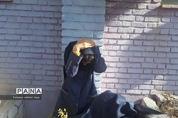 آموزش اقدامات ضروری هنگام زلزله توسط مربی هلال احمر در دبیرستان تربیت رودهن