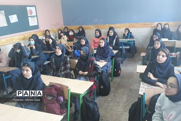 آموزش اقدامات ضروری هنگام زلزله توسط مربی هلال احمر در دبیرستان تربیت رودهن