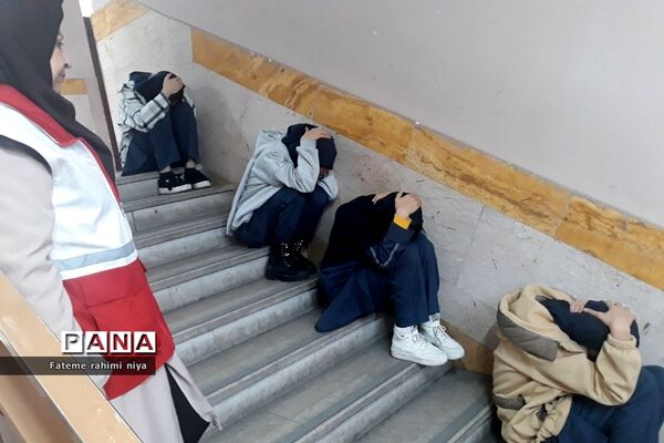 آموزش اقدامات ضروری هنگام زلزله توسط مربی هلال احمر در دبیرستان تربیت رودهن