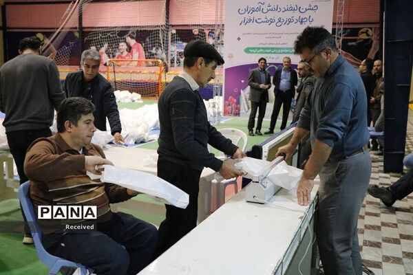 جشن لبخند دانش‌آموزان با جهاد توزیع نوشت افزار در آذربایجان غربی
