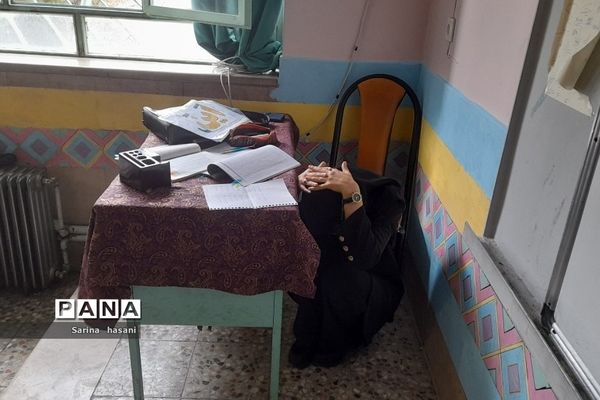 آموزش اقدامات ضروری هنگام وقوع زلزله در دبیرستان آزاده رودهن