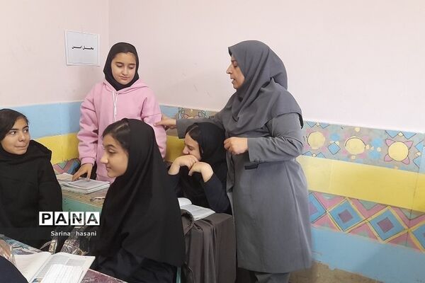 آموزش اقدامات ضروری هنگام وقوع زلزله در دبیرستان آزاده رودهن