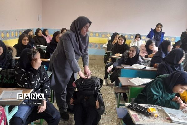 آموزش اقدامات ضروری هنگام وقوع زلزله در دبیرستان آزاده رودهن