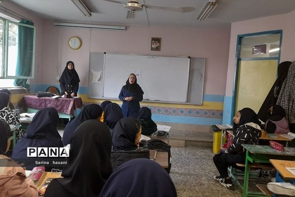 آموزش اقدامات ضروری هنگام وقوع زلزله در دبیرستان آزاده رودهن