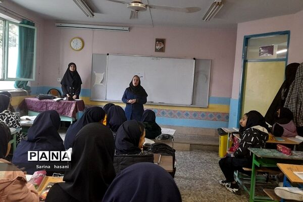 آموزش اقدامات ضروری هنگام وقوع زلزله در دبیرستان آزاده رودهن