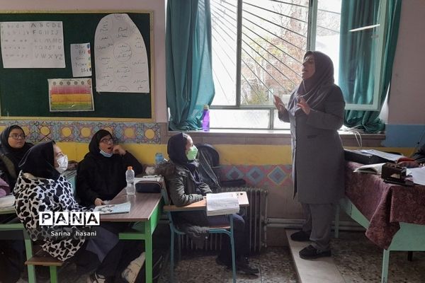 آموزش اقدامات ضروری هنگام وقوع زلزله در دبیرستان آزاده رودهن