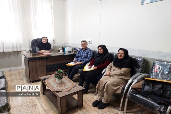 بازدید سرگروه‌ های آموزشی ناحیه یک از دبیرستان هوشیار