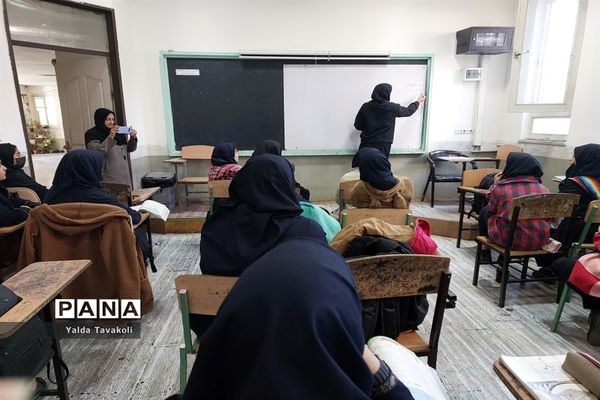 بازدید سرگروه‌ های آموزشی ناحیه یک از دبیرستان هوشیار