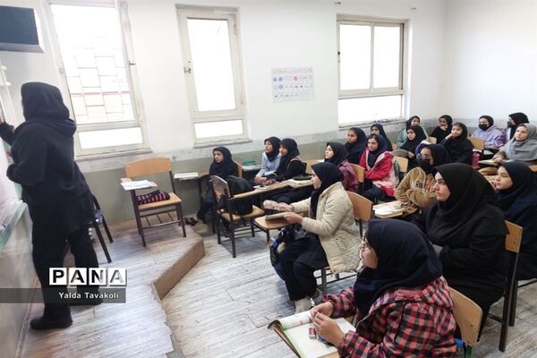 بازدید سرگروه‌ های آموزشی ناحیه یک از دبیرستان هوشیار