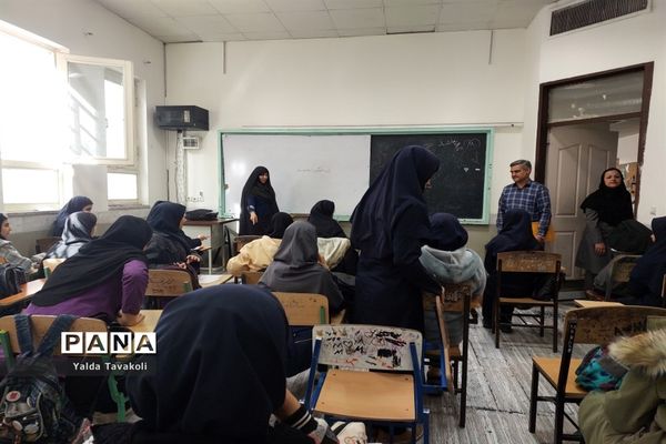 بازدید سرگروه‌ های آموزشی ناحیه یک از دبیرستان هوشیار