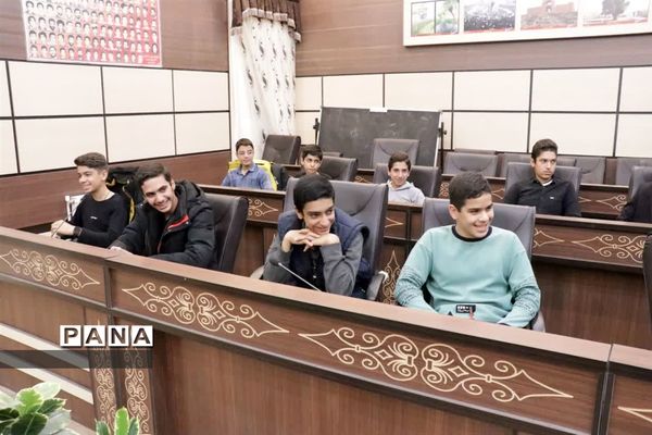 نشست صمیمی دانش‌آموزان نوجوان دارالقرآن امام خمینی (ره) با فرماندار مهریز
