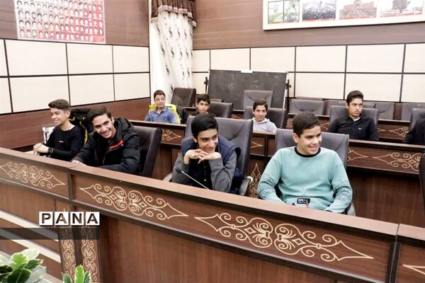 نشست صمیمی دانش‌آموزان نوجوان دارالقرآن امام خمینی (ره) با فرماندار مهریز