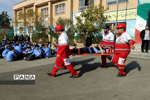 بیست و پنجمین مانور سراسری زلزله در دبیرستان پسرانه هیأت امنایی فرنو شهرقدس