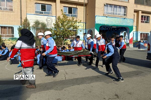 بیست و پنجمین مانور سراسری زلزله در دبیرستان پسرانه هیأت امنایی فرنو شهرقدس
