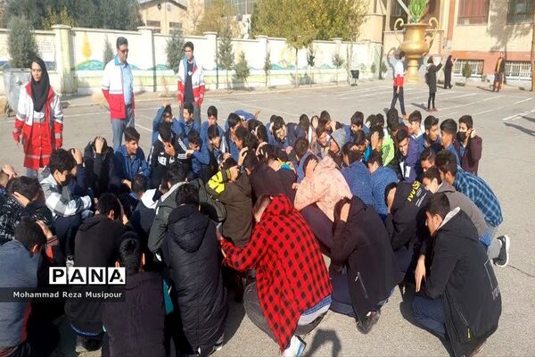 مانور سراسری زلزله در دبیرستان مسلم شهرستان ملارد