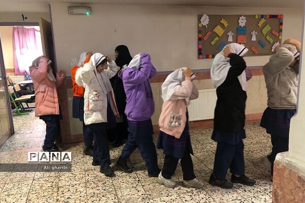 برگزاری مانور سراسری زلزله در دبستان هجده دی ناحیه 2 ری