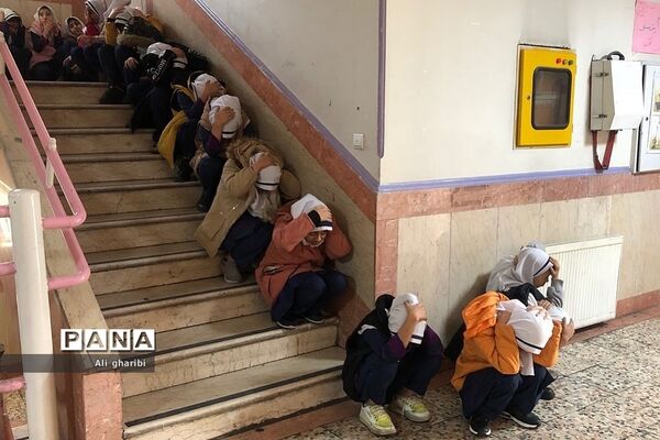 برگزاری مانور سراسری زلزله در دبستان هجده دی ناحیه 2 ری