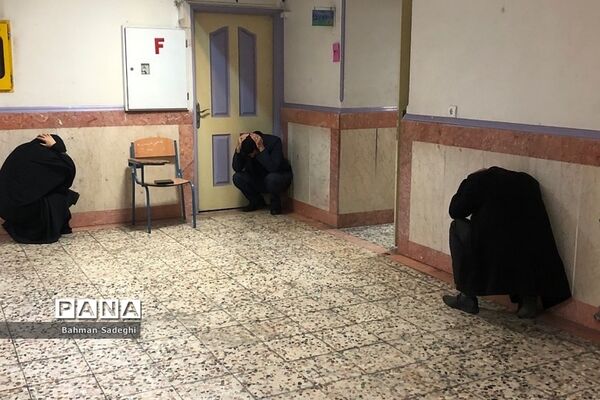 برگزاری مانور سراسری زلزله در دبستان هجده دی ناحیه 2 ری