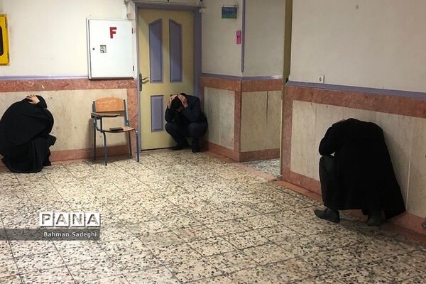 برگزاری مانور سراسری زلزله در دبستان هجده دی ناحیه 2 ری