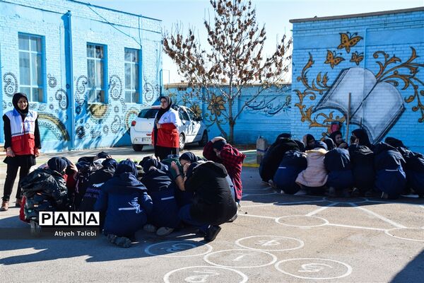 برگزاری مانور زلزله در آموزشگاه شهید طالبی