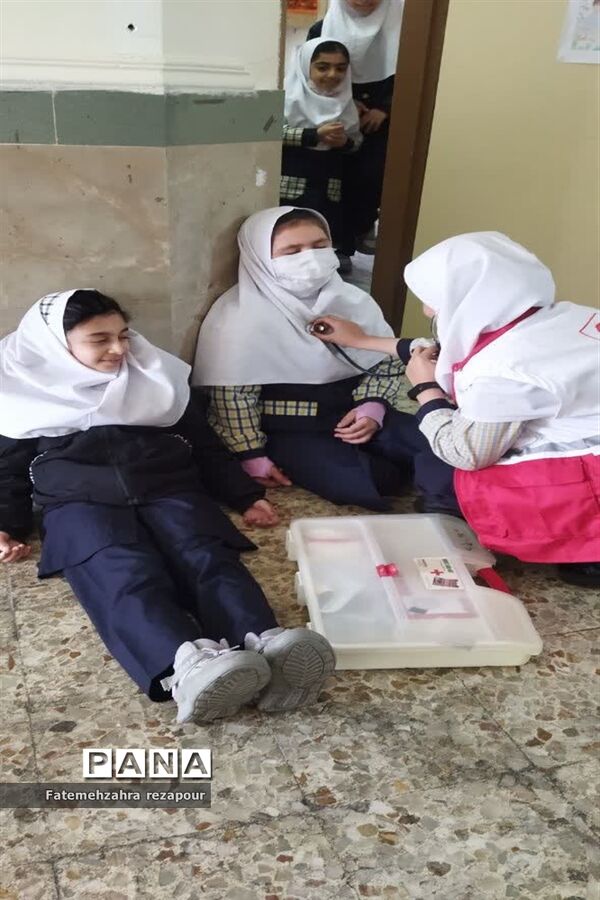 بیست و پنجمین مانور زلزله و ایمنی در دبستان دخترانه عصمت محمود‌آباد