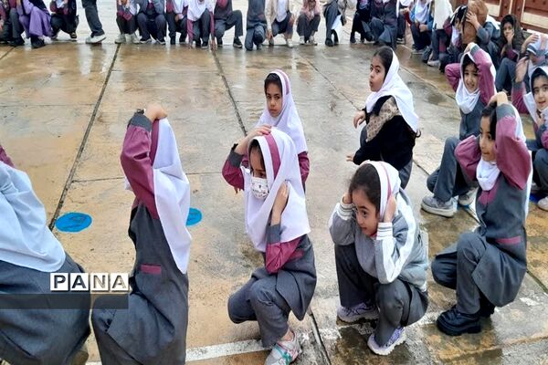 بیست و پنجمین مانور زلزله و ایمنی در دبستان دخترانه حضرت رقیه آزادمون‌ محمودآباد